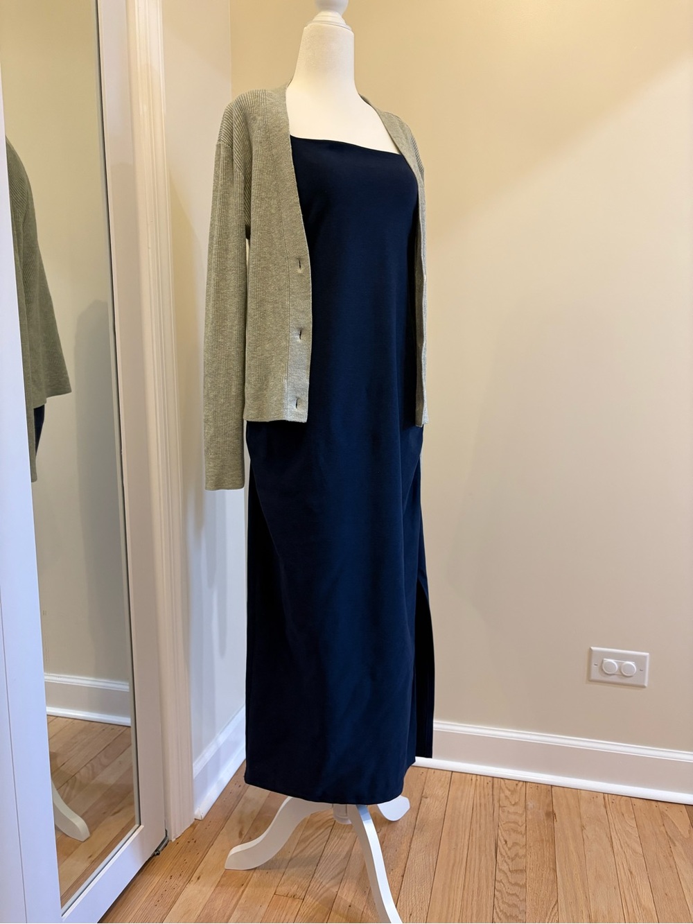 Uniqlo V-Neck Button Ribbed Cardigan - Picture 5 of 5